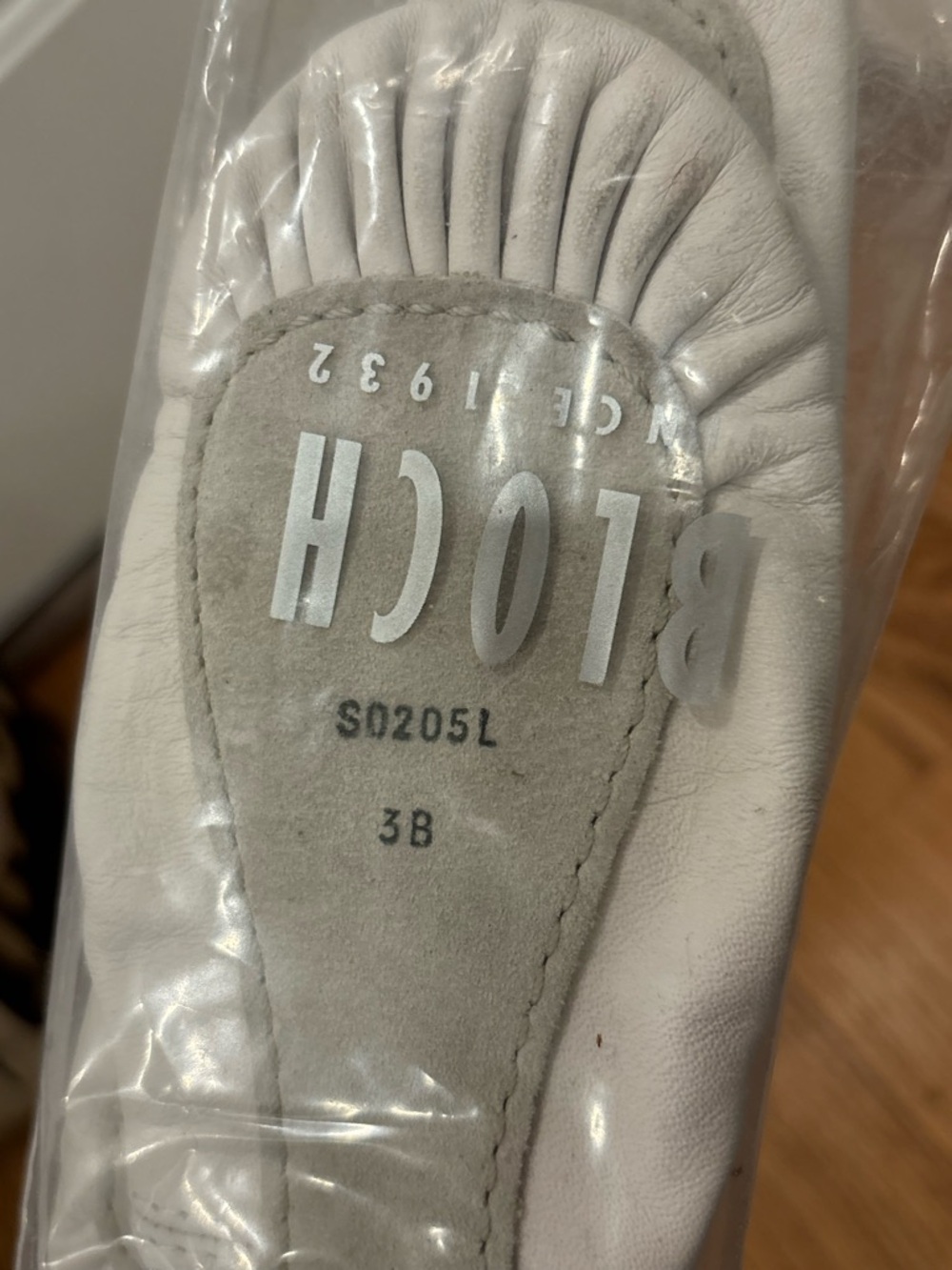 New Bloch White Leather Ballet Flat (Visible Logo) size 3